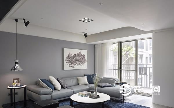 沙发背景墙整体采用灰色乳胶漆装饰,简约大气.